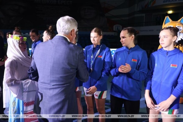 Горячая поддержка трибун, атмосфера дружбы и уважения на Играх. В Бресте наградили девушек-гандболисток