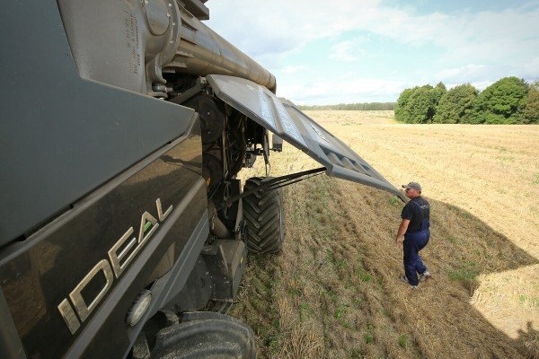 Водитель самого крутого комбайна в Беларуси: «За 1 000 рублей в поле точно бы не работал!»