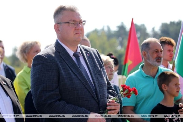 Жизнь достойна блокбастера. Под Пинском установили мемориальную доску борцу за воссоединение Беларуси
