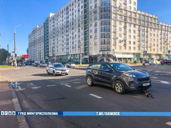 Мальчик на самокате попал под колеса авто в Минске. Это попало на видео