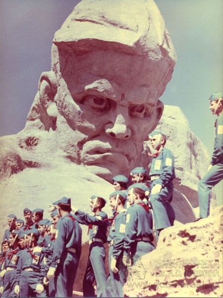 25 сентября 1971 был торжественно открыт мемориальный комплекс «Брестская крепость-герой»