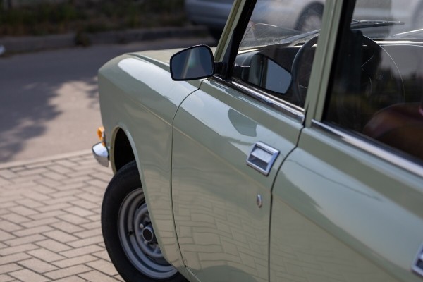 На машине 40 лет, а пробег — 19 тысяч км! Белорус показал 40-летний «Москвич-2140» в идеальном состоянии