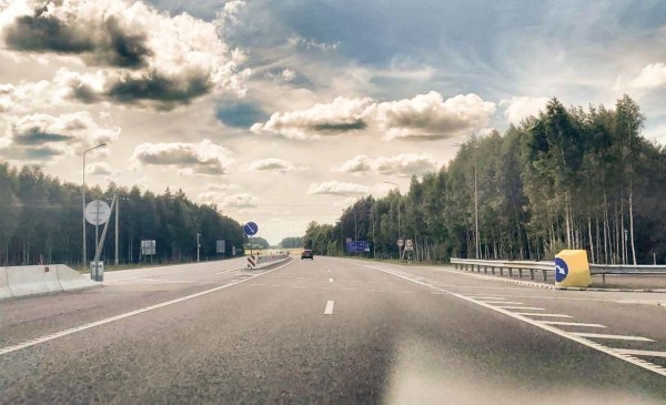 «Это не отбойник, это шампур»: что говорят белорусы о страшной аварии на трассе М6. Другие случаи и как решить проблему?