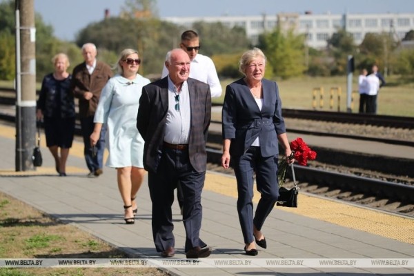 Жизнь достойна блокбастера. Под Пинском установили мемориальную доску борцу за воссоединение Беларуси