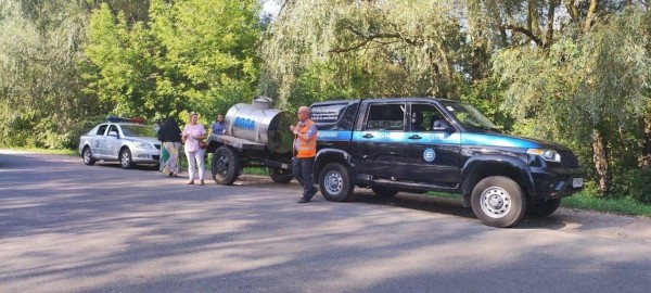 В Бресте ожидающим выезда за границу подвезли питьевую воду