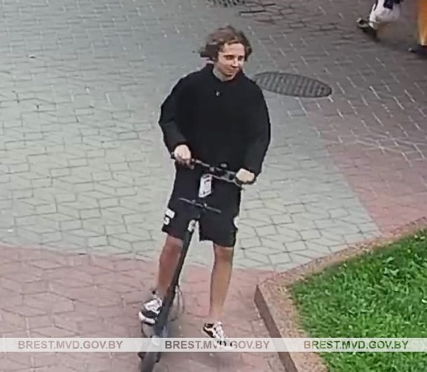 В Бресте милиция ищет парня на самокате