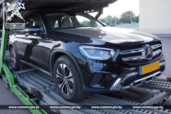 Стоимость этих Lexus и Mercedes в таможенных документах занизили вдвое. Что теперь будет с перевозчиками? Стоимость этих Lexus и Mercedes в таможенных документах занизили вдвое. Что теперь будет с перевозчиками?