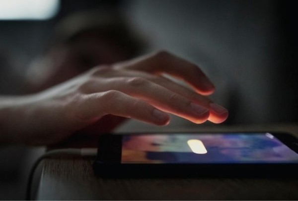 &laquo;Ушла в минус&raquo;: может ли оператор связи подключить платную услугу без запроса абонента