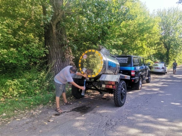 В Бресте ожидающим выезда за границу подвезли питьевую воду