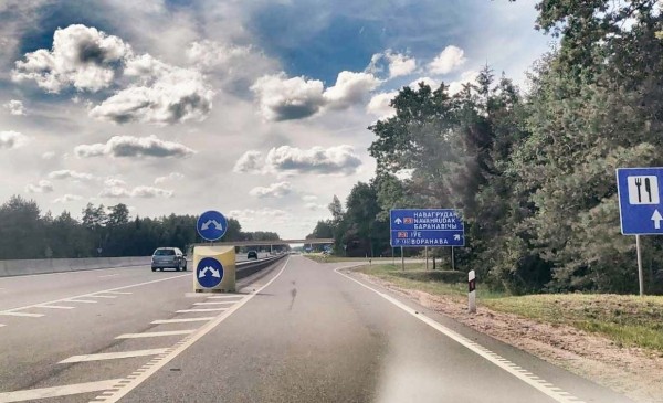 «Это не отбойник, это шампур»: что говорят белорусы о страшной аварии на трассе М6. Другие случаи и как решить проблему?