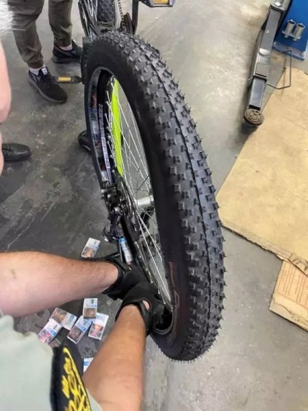 У белоруса на границе проверили шины велосипеда и не зря