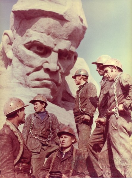 25 сентября 1971 был торжественно открыт мемориальный комплекс «Брестская крепость-герой»