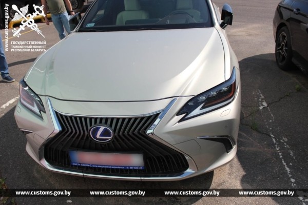 Семь недешевых авто пытались ввезти в Беларусь, занизив стоимость почти в два раза