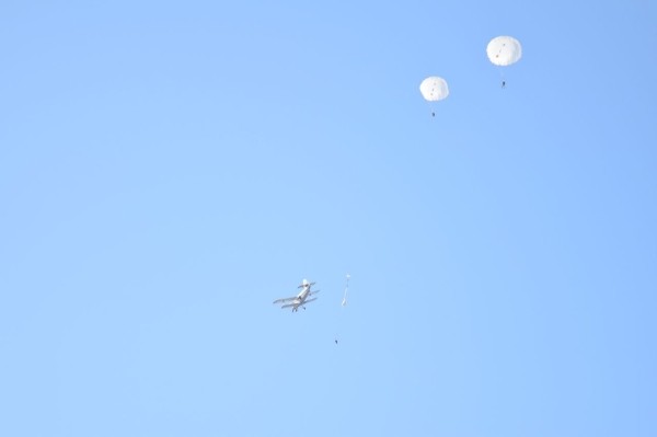 Под Брестом военнослужащие совершили прыжки с парашютом из самолета АН-2 Под Брестом военнослужащие совершили прыжки с парашютом из самолета АН-2