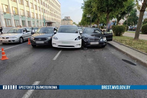 Как в Бресте Tesla попала в ДТП? Стали известны подробности