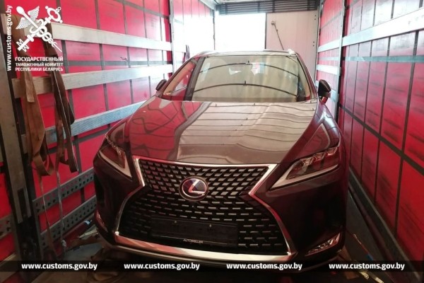 Стоимость этих Lexus и Mercedes в таможенных документах занизили вдвое. Что теперь будет с перевозчиками? Стоимость этих Lexus и Mercedes в таможенных документах занизили вдвое. Что теперь будет с перевозчиками?