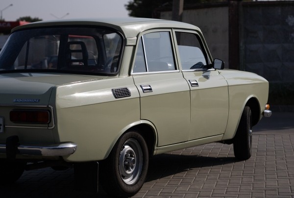 На машине 40 лет, а пробег — 19 тысяч км! Белорус показал 40-летний «Москвич-2140» в идеальном состоянии