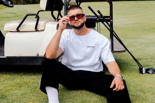 Белорусский блогер-миллионник хотел сходить в театр и лишился круглой суммы