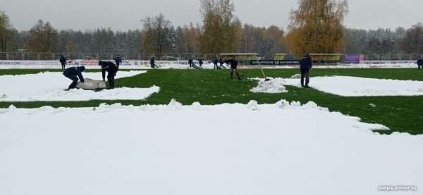 Стадион в Новополоцке перед матчем засыпало снегом — расчистить помогли болельщики