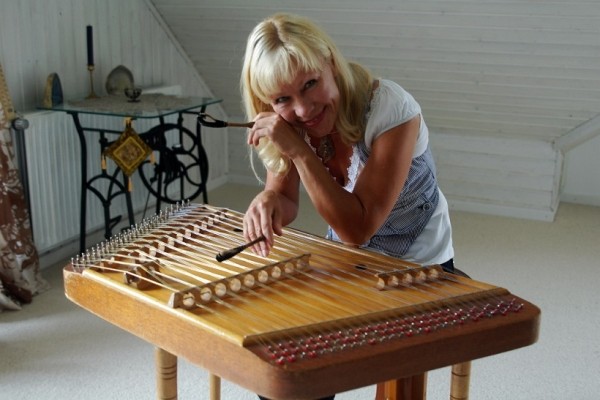 Белоруска уже 26 лет играет в Германии на цимбалах