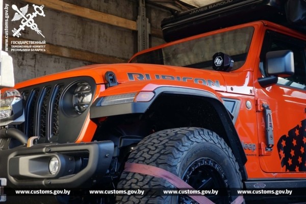 Перевозчик занизил стоимость ввозимых авто почти в 3 раза