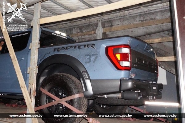 Перевозчик занизил стоимость ввозимых авто почти в 3 раза