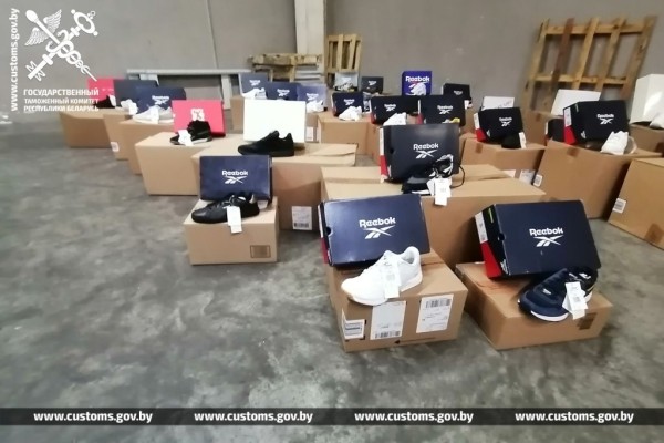 Польский перевозчик пытался незаконно провезти через границу одежду и обувь на 880 тыс. рублей