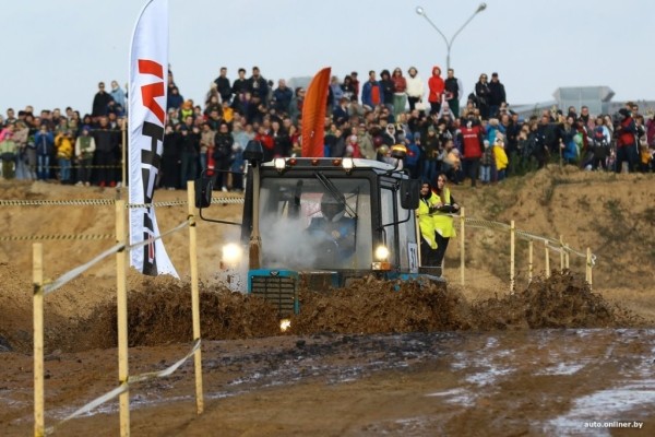 Такого вы еще не видели! Под Минском прошли гонки на тракторах