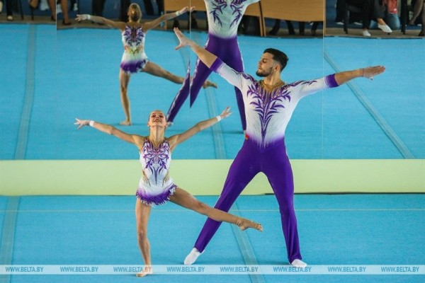 Более 100 спортсменов из Беларуси и России выступают на турнире по спортивной акробатике в Бресте