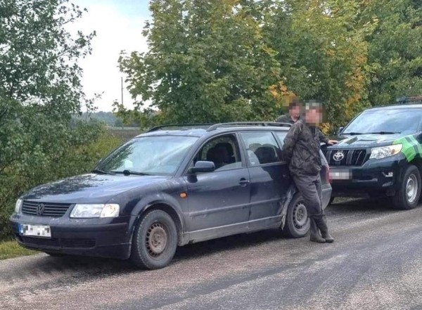 В багажнике авто было 1700 пачек контрабандных сигарет. Литовские пограничники задержали белоруса В багажнике авто было 1700 пачек контрабандных сигарет. Литовские пограничники задержали белоруса