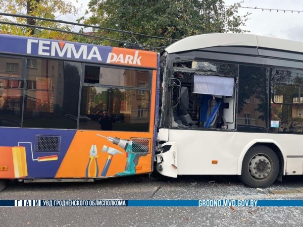 В Гродно столкнулись два троллейбуса, маршрутка и автобус. Есть видео