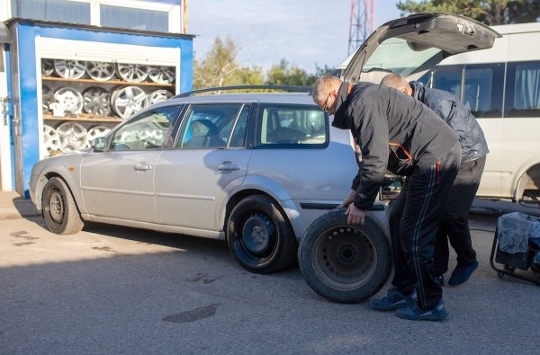 «В Германии они стоят 5 евро». Откровенный разговор с продавцом бэушных шин «В Германии они стоят 5 евро». Откровенный разговор с продавцом бэушных шин