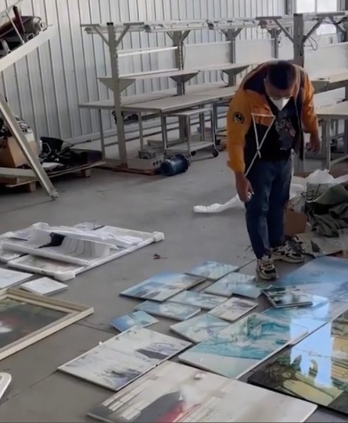 Бизнесмен организовал оригинальное дело. Уничтожает фотографии бывших супругов с помощью шредера