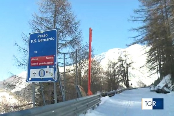 В Альпах белорус хотел проехать на бусе по лыжной трассе