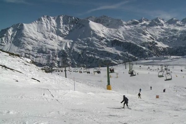 В Альпах белорус хотел проехать на бусе по лыжной трассе