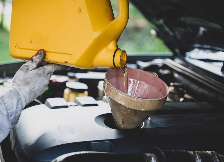 Год мертвых движков: к чему привело появление в России новых моторных масел