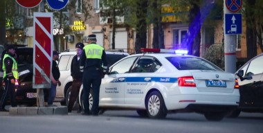 На уровне абсурда: эксперты оценили идею полного запрета смартфонов в машинах