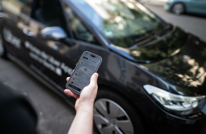 На уровне абсурда: эксперты оценили идею полного запрета смартфонов в машинах