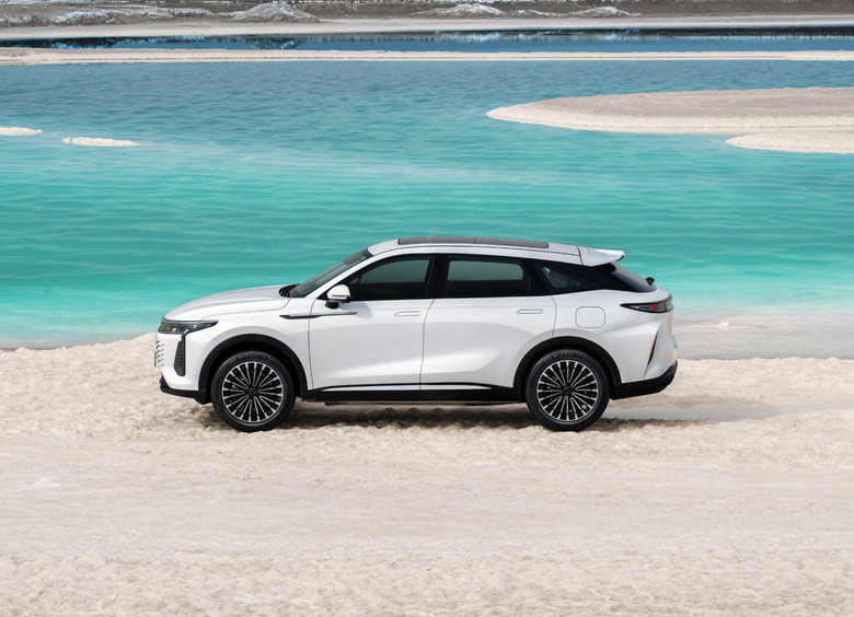 В Россию привезут гибридный Exeed RX