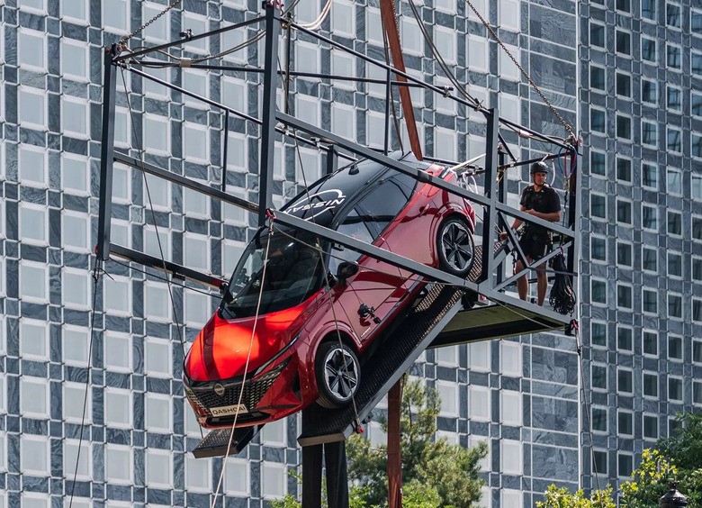 Nissan Qashqai с человеком внутри сбросили с высоты 65 метров Nissan Qashqai с человеком внутри сбросили с высоты 65 метров