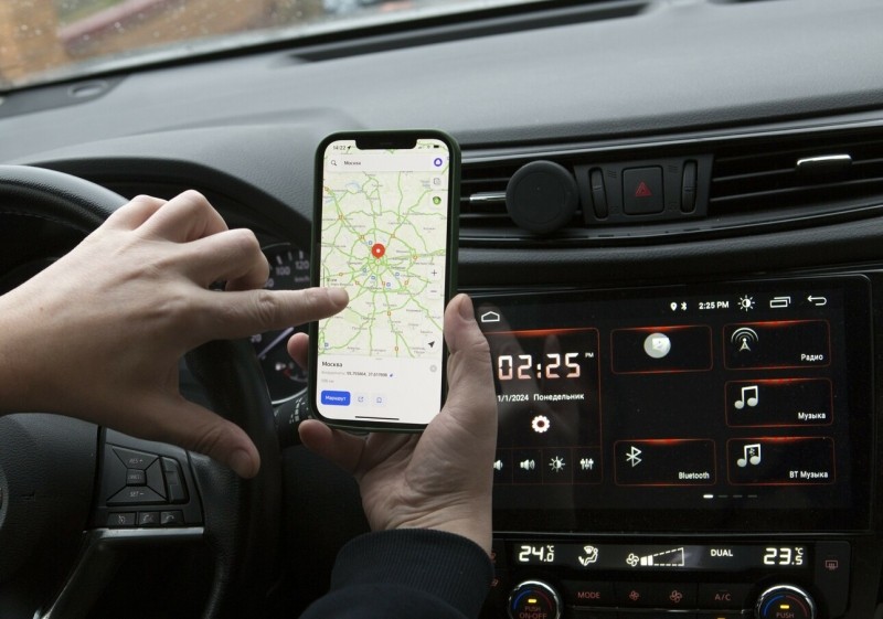 На уровне абсурда: эксперты оценили идею полного запрета смартфонов в машинах