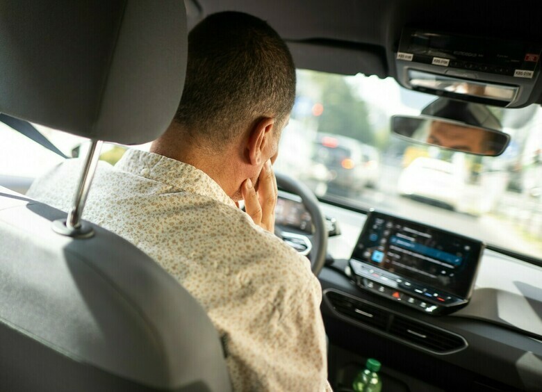 На уровне абсурда: эксперты оценили идею полного запрета смартфонов в машинах