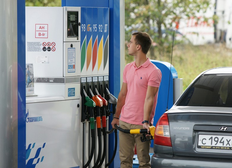 Эксперт рассказал, почему важно контролировать уровень топлива в бензобаке авто