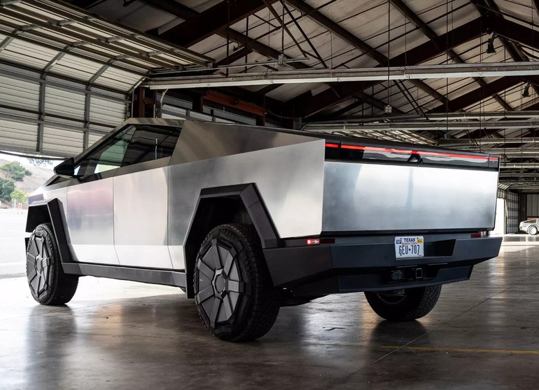 Электропикап Tesla Cybertruck Кадырова стал «кирпичом» в зоне СВО