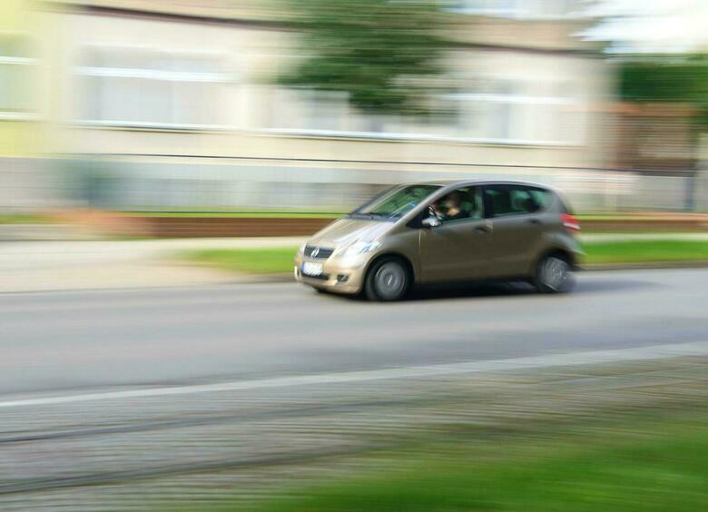 Опять двадцать пять: кто и зачем лоббирует снижение нештрафуемого порога скорости