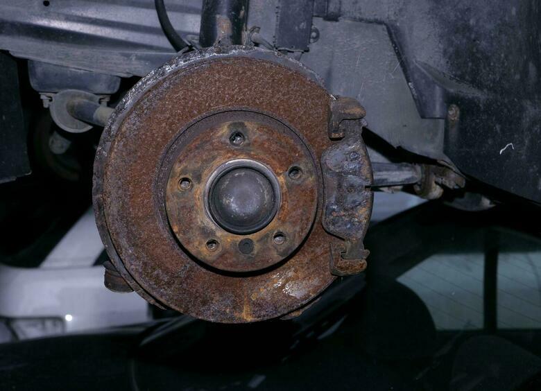 Тормозная пыль: откуда берется, чем опасна и как от нее избавиться