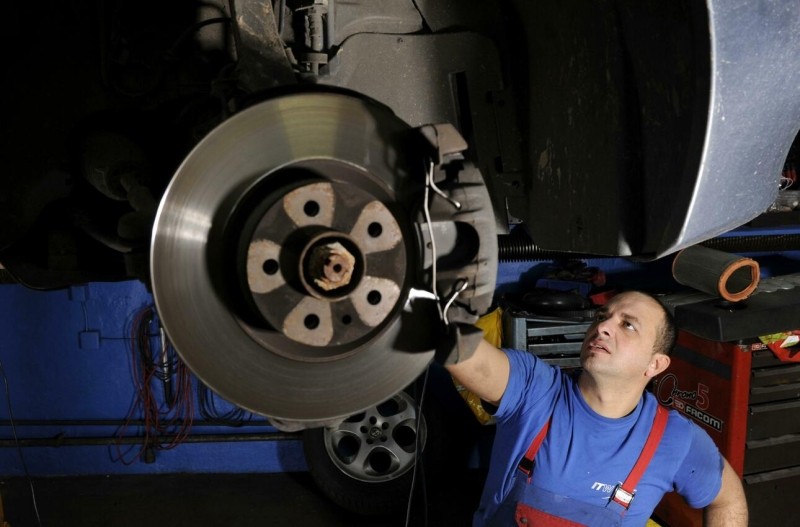 Тормозная пыль: откуда берется, чем опасна и как от нее избавиться