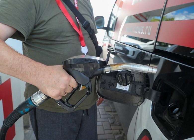 На вес золота: цены на бензин в России обгоняют инфляцию На вес золота: цены на бензин в России обгоняют инфляцию