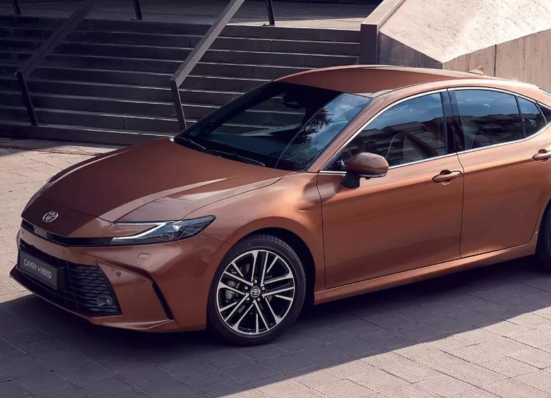 Новая Toyota Camry шокировала высоким ценником