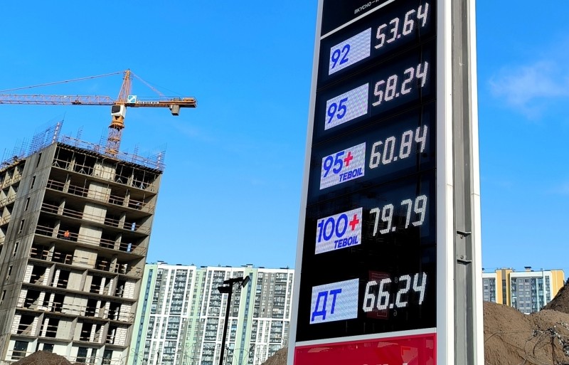 На вес золота: цены на бензин в России обгоняют инфляцию На вес золота: цены на бензин в России обгоняют инфляцию